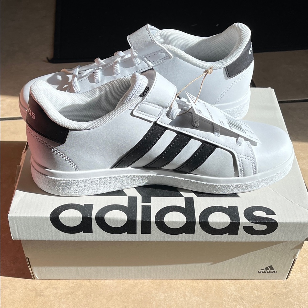 NWT Adidas Kids Size 6 White and Black Striped Sneakers
